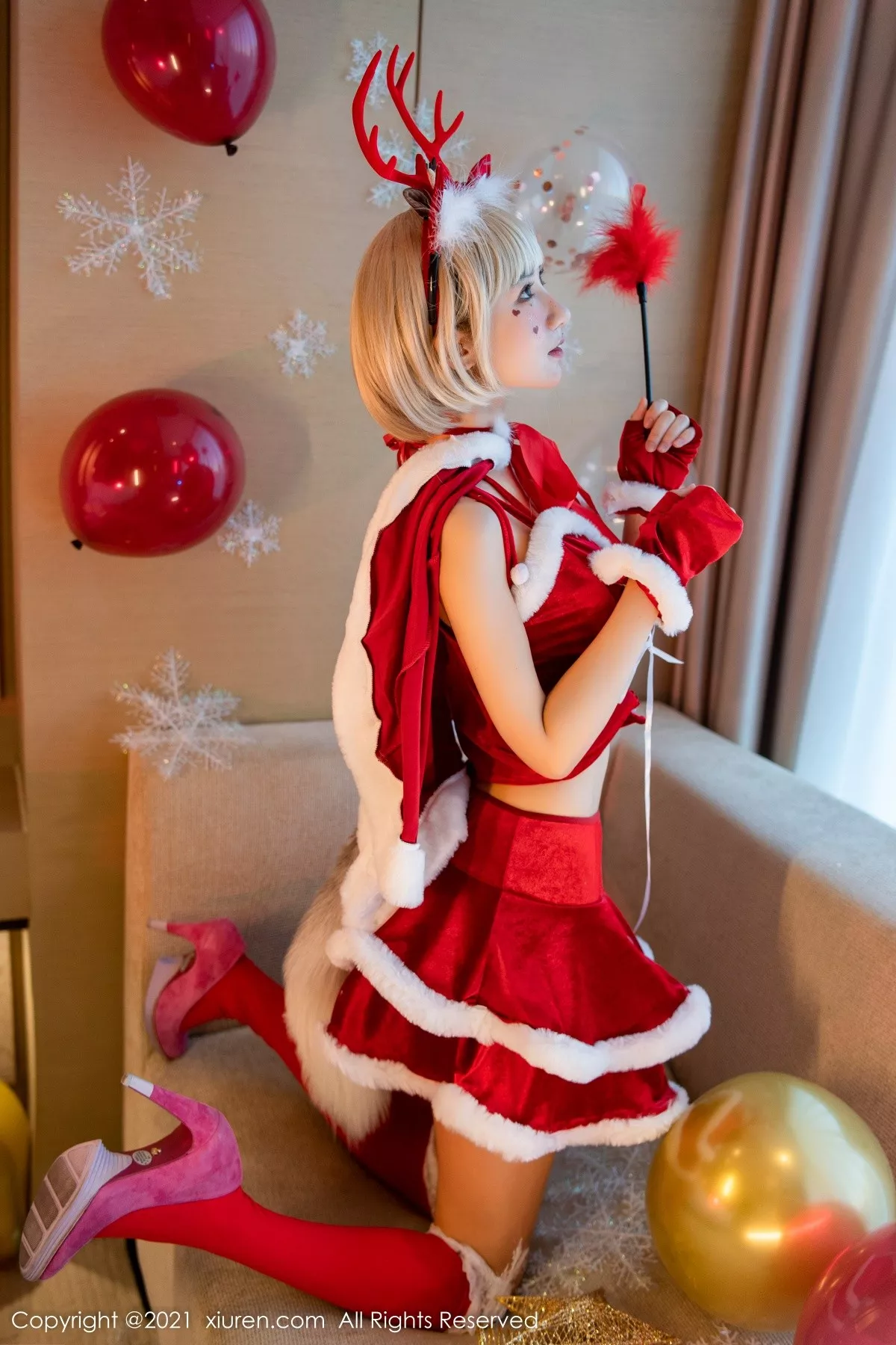 XiuRen第4300期_女神小果冻儿圣诞主题私房性感红色服饰半脱秀火辣身材诱惑写真57P