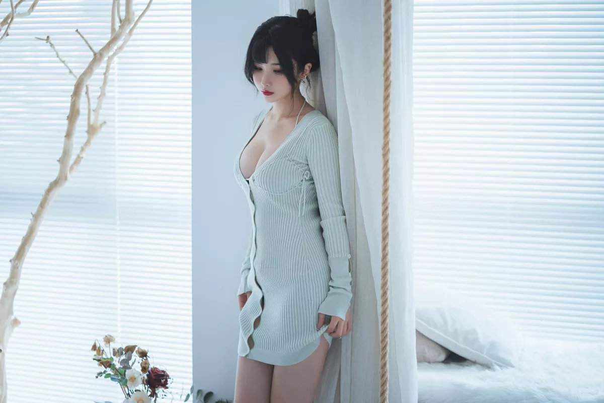 网络美女rioko凉凉子人妻毛衣主题私房半脱露黑色情趣内衣秀翘臀撩人诱惑写真54P