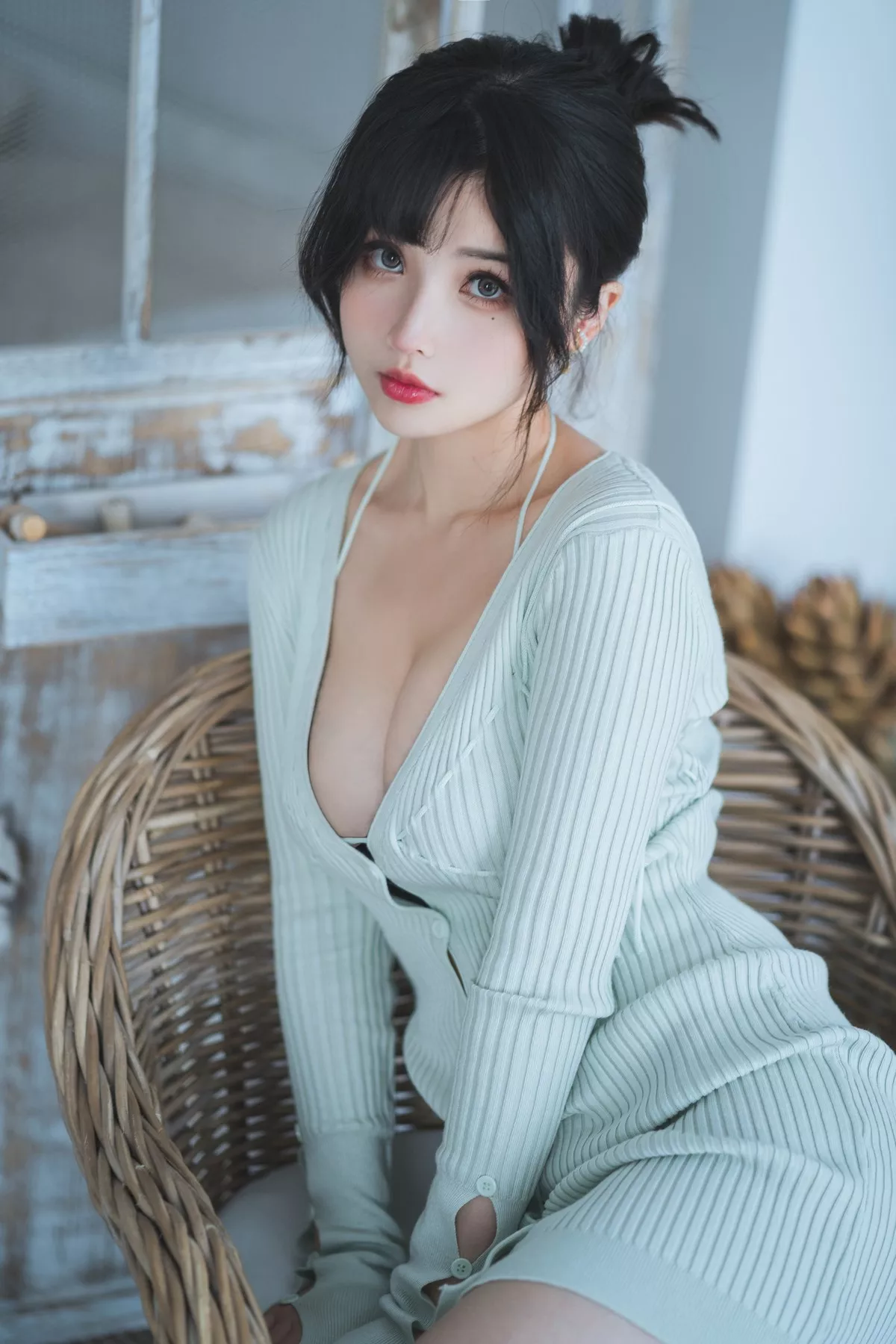 网络美女rioko凉凉子人妻毛衣主题私房半脱露黑色情趣内衣秀翘臀撩人诱惑写真54P