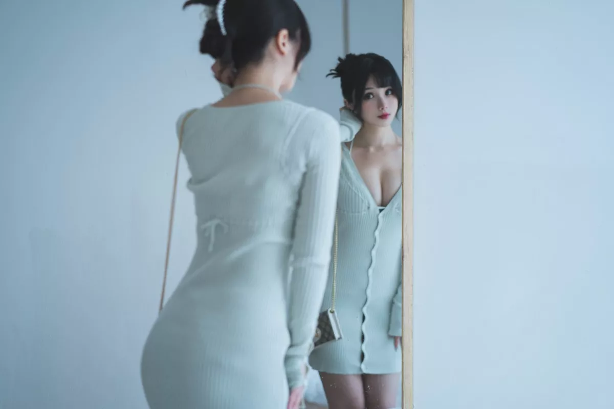 网络美女rioko凉凉子人妻毛衣主题私房半脱露黑色情趣内衣秀翘臀撩人诱惑写真54P