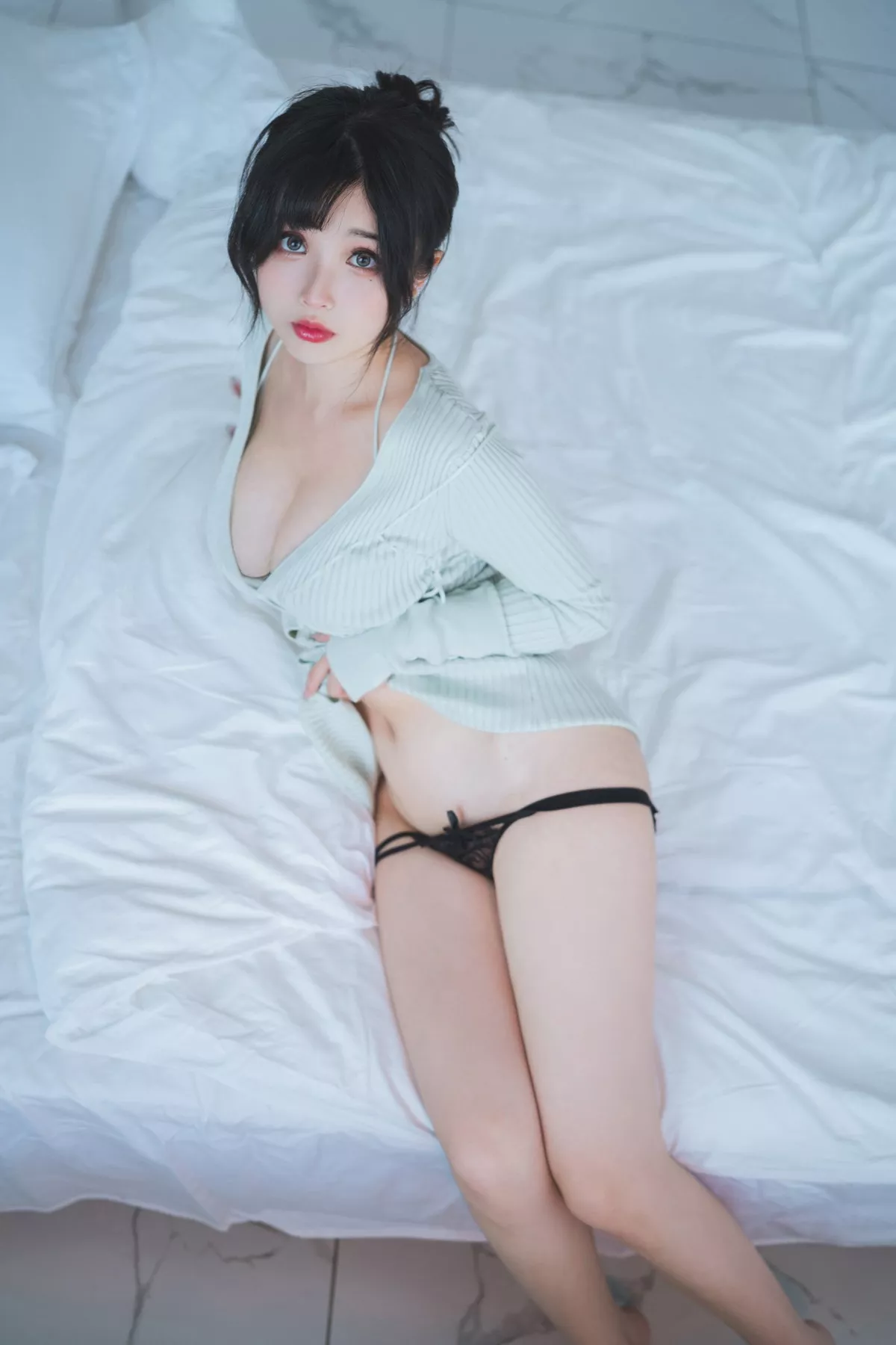 网络美女rioko凉凉子人妻毛衣主题私房半脱露黑色情趣内衣秀翘臀撩人诱惑写真54P