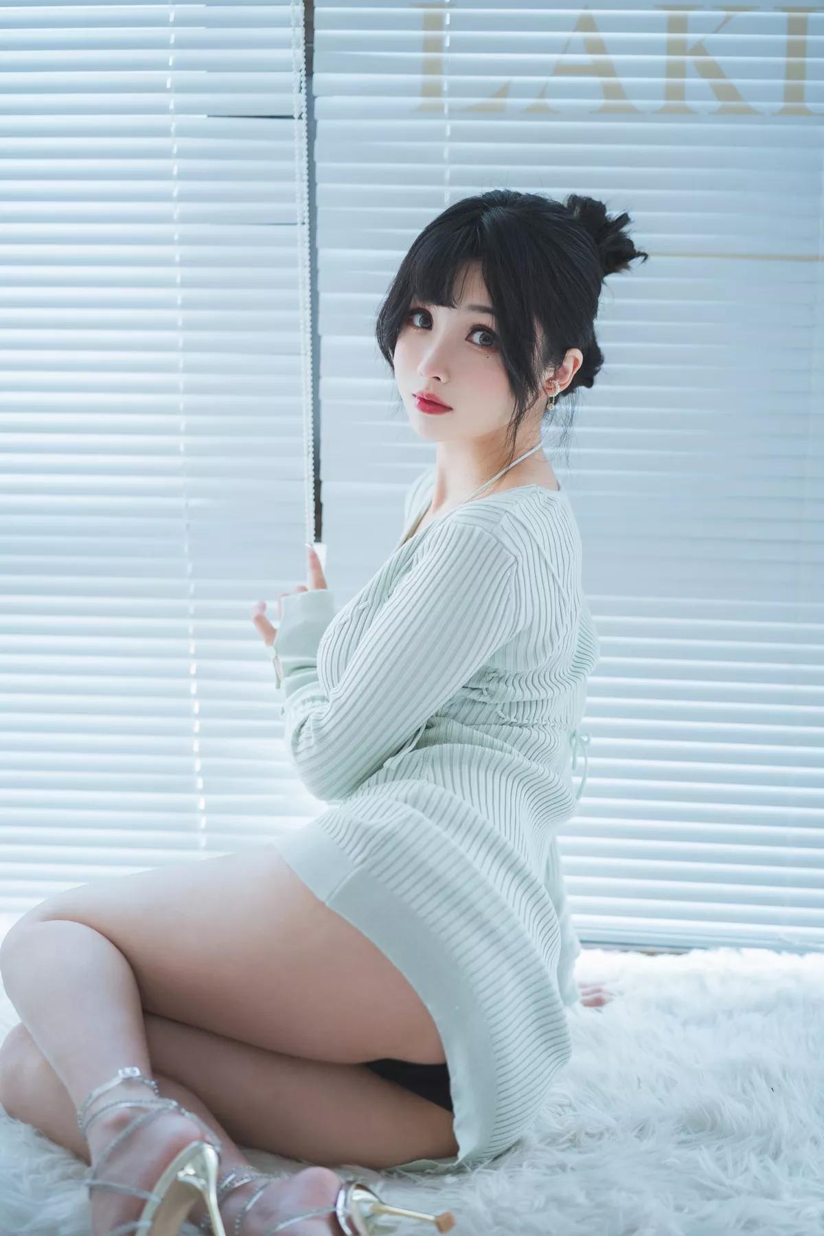 网络美女rioko凉凉子人妻毛衣主题私房半脱露黑色情趣内衣秀翘臀撩人诱惑写真54P