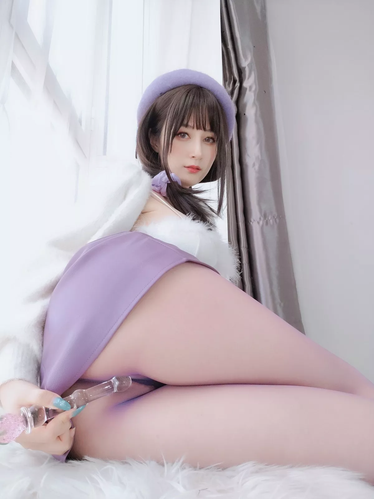 Coser小姐姐白银81人妻仙女棒主题白色绒毛服饰配皮短裙秀红丝裤袜诱惑写真86P