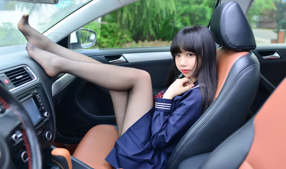 Coser小姐姐雪琪车内JK制服主题户外车拍性感黑丝裤袜秀美腿玉足诱惑写真20P