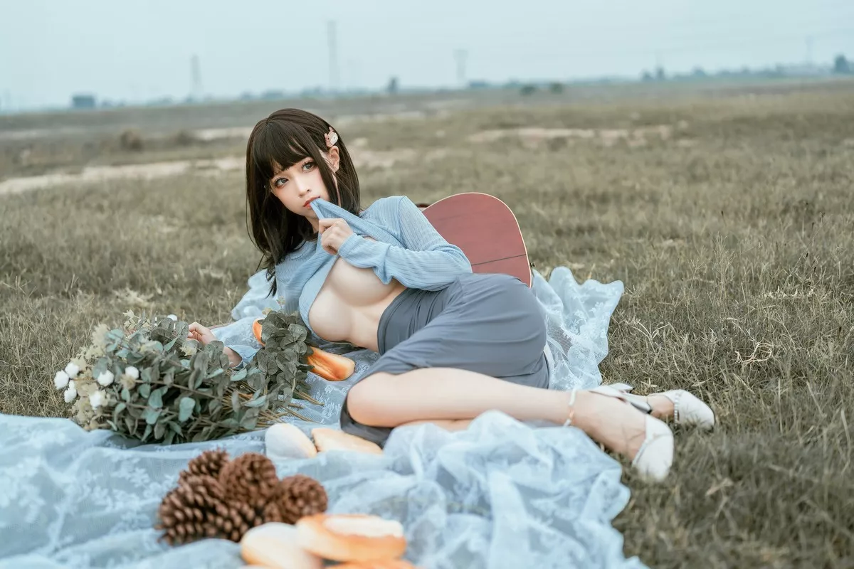 动漫博主蠢沫沫吉他妹妹主题户外性感针织上衣配开档裙真空秀豪乳翘臀诱惑写真50P