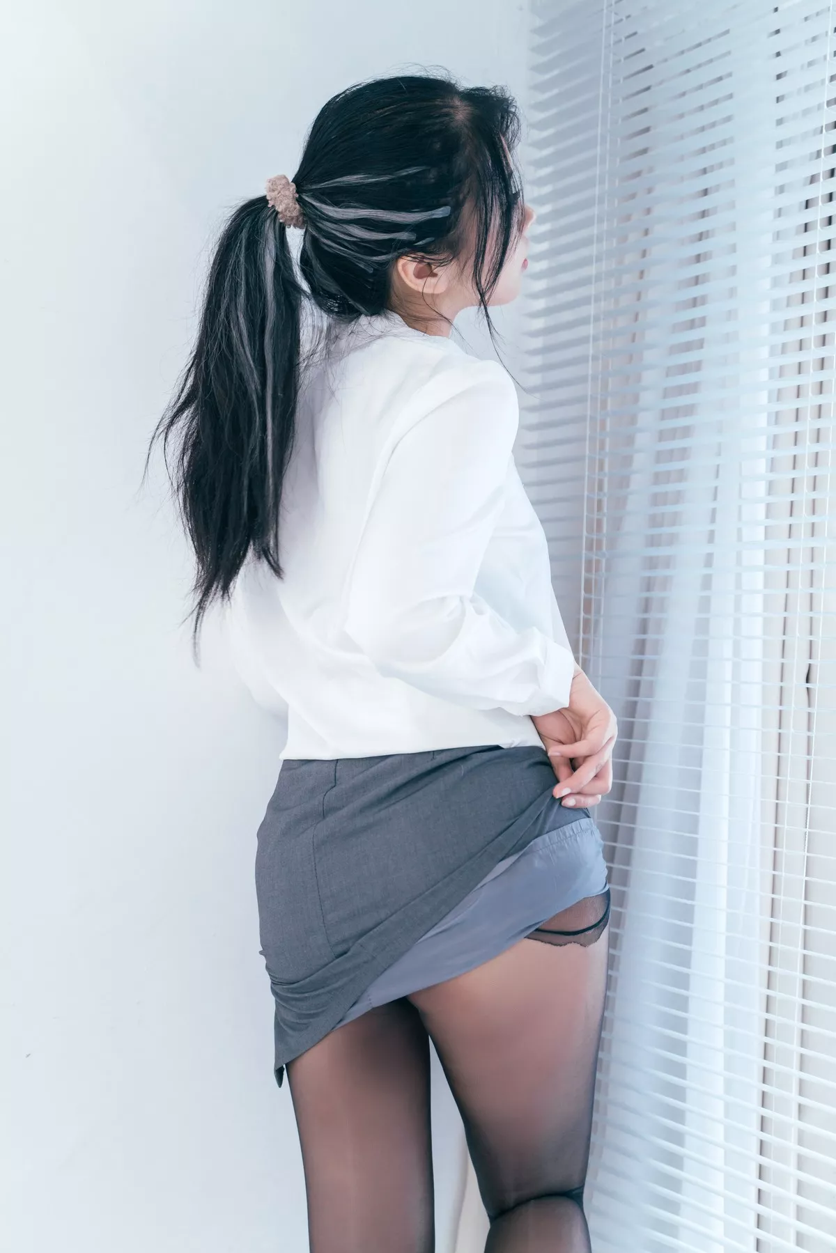 网络美女轩萧学姐黑丝OL主题灰色短裙下性感内裤配黑丝裤袜秀翘臀美腿诱惑写真34P