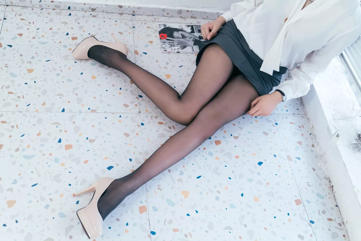 网络美女轩萧学姐黑丝OL主题灰色短裙下性感内裤配黑丝裤袜秀翘臀美腿诱惑写真34P