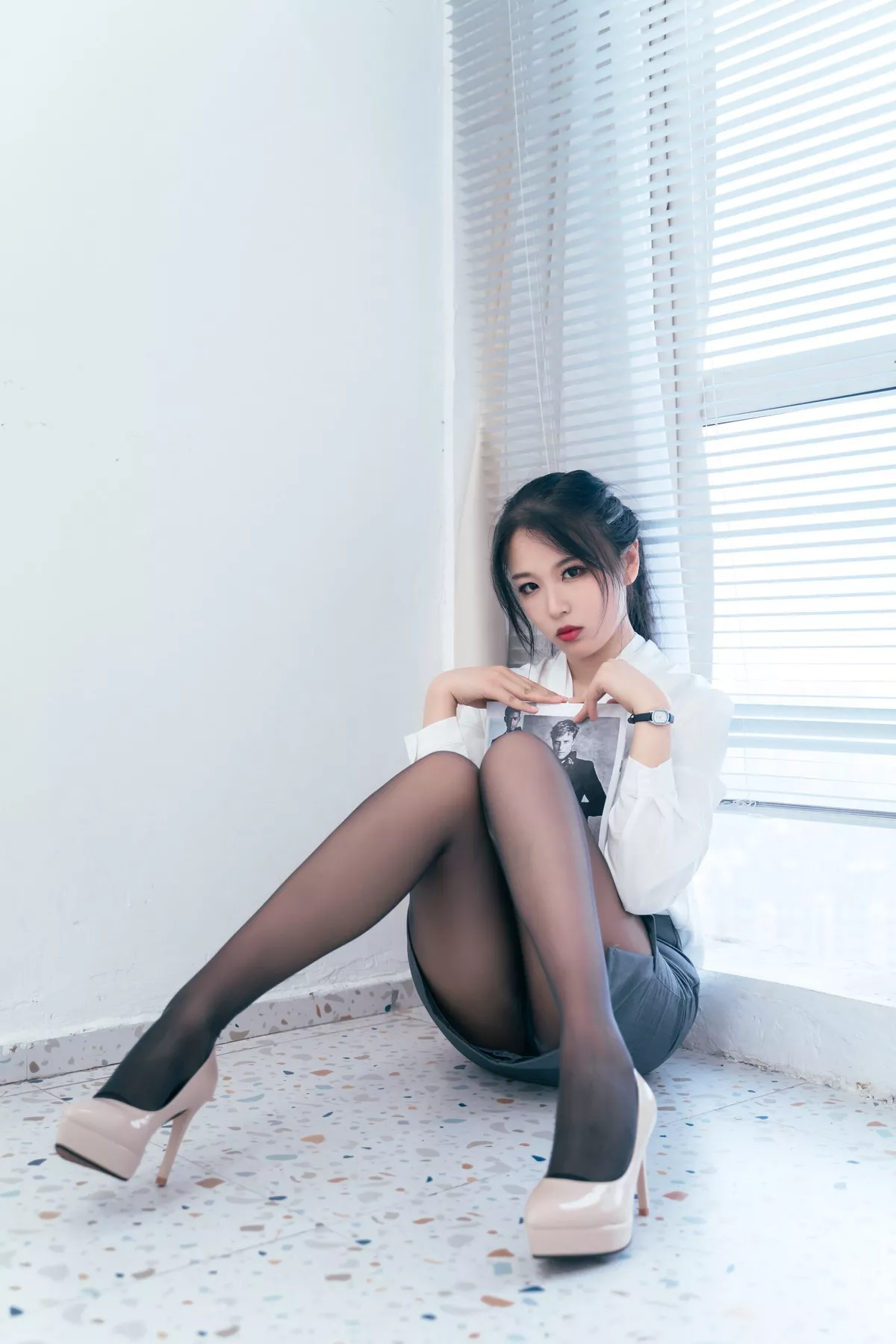 网络美女轩萧学姐黑丝OL主题灰色短裙下性感内裤配黑丝裤袜秀翘臀美腿诱惑写真34P