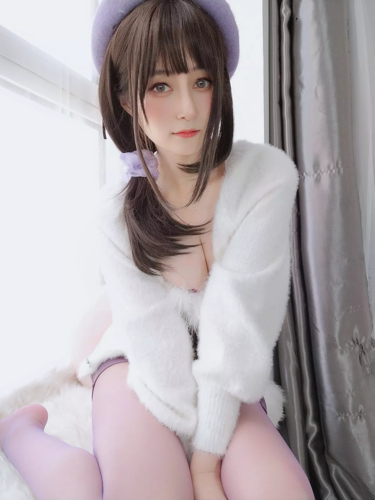 Coser小姐姐白银81人妻仙女棒主题白色绒毛服饰配皮短裙秀红丝裤袜诱惑写真86P