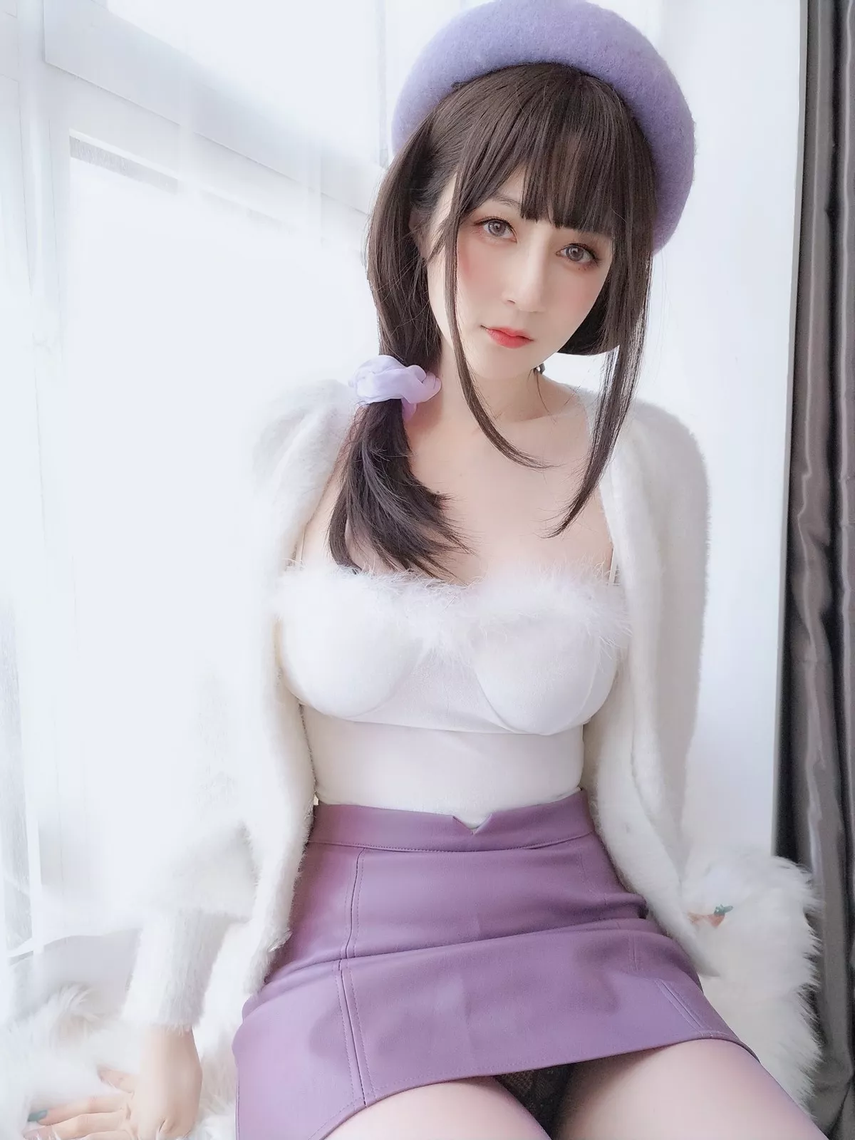 Coser小姐姐白银81人妻仙女棒主题白色绒毛服饰配皮短裙秀红丝裤袜诱惑写真86P