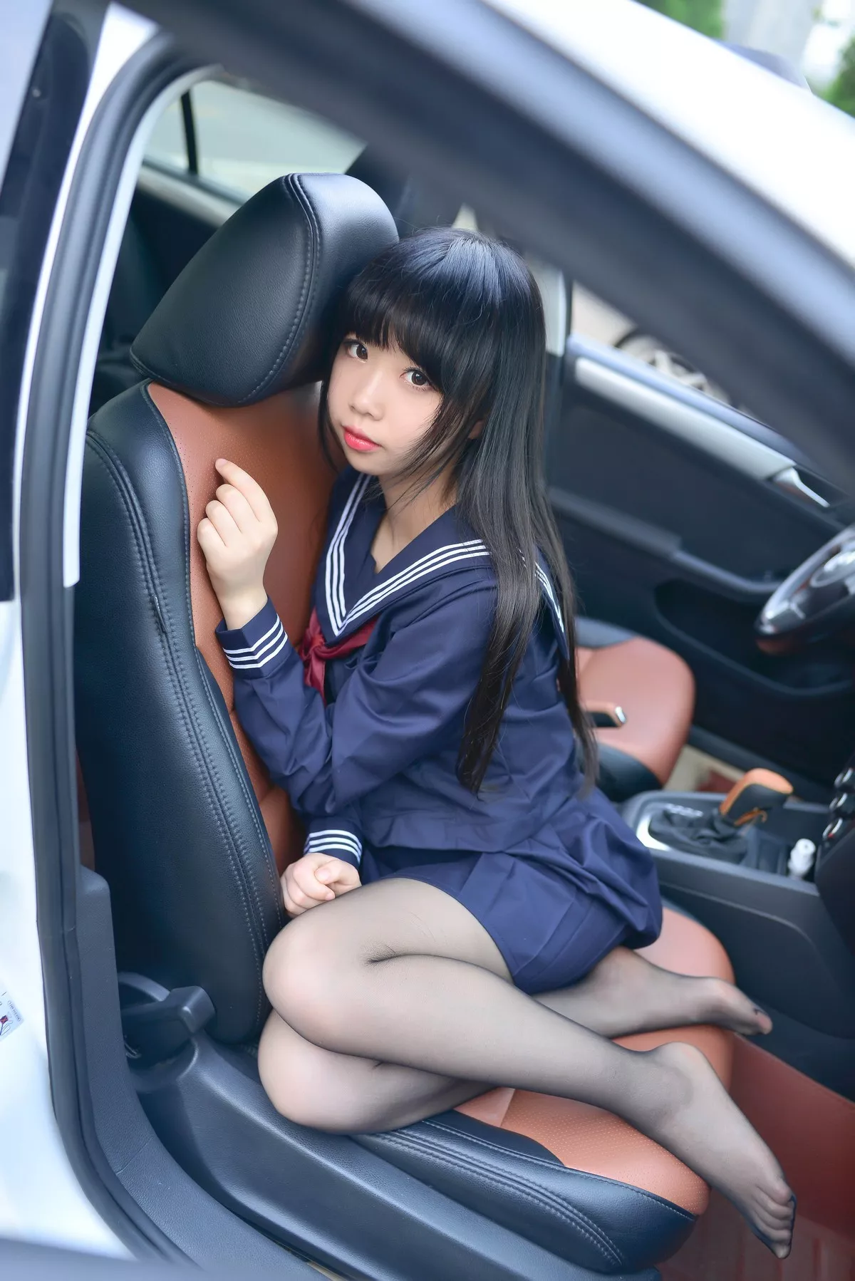 Coser小姐姐雪琪车内JK制服主题户外车拍性感黑丝裤袜秀美腿玉足诱惑写真20P