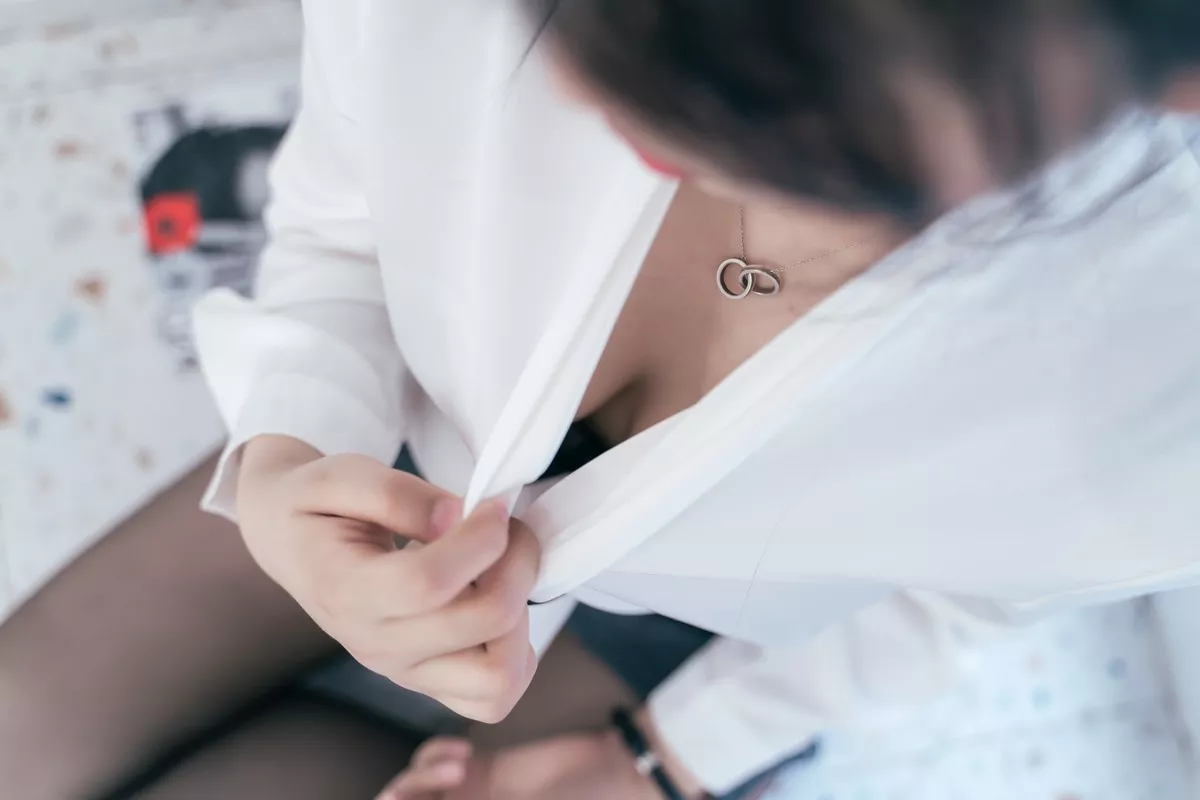 网络美女轩萧学姐黑丝OL主题灰色短裙下性感内裤配黑丝裤袜秀翘臀美腿诱惑写真34P