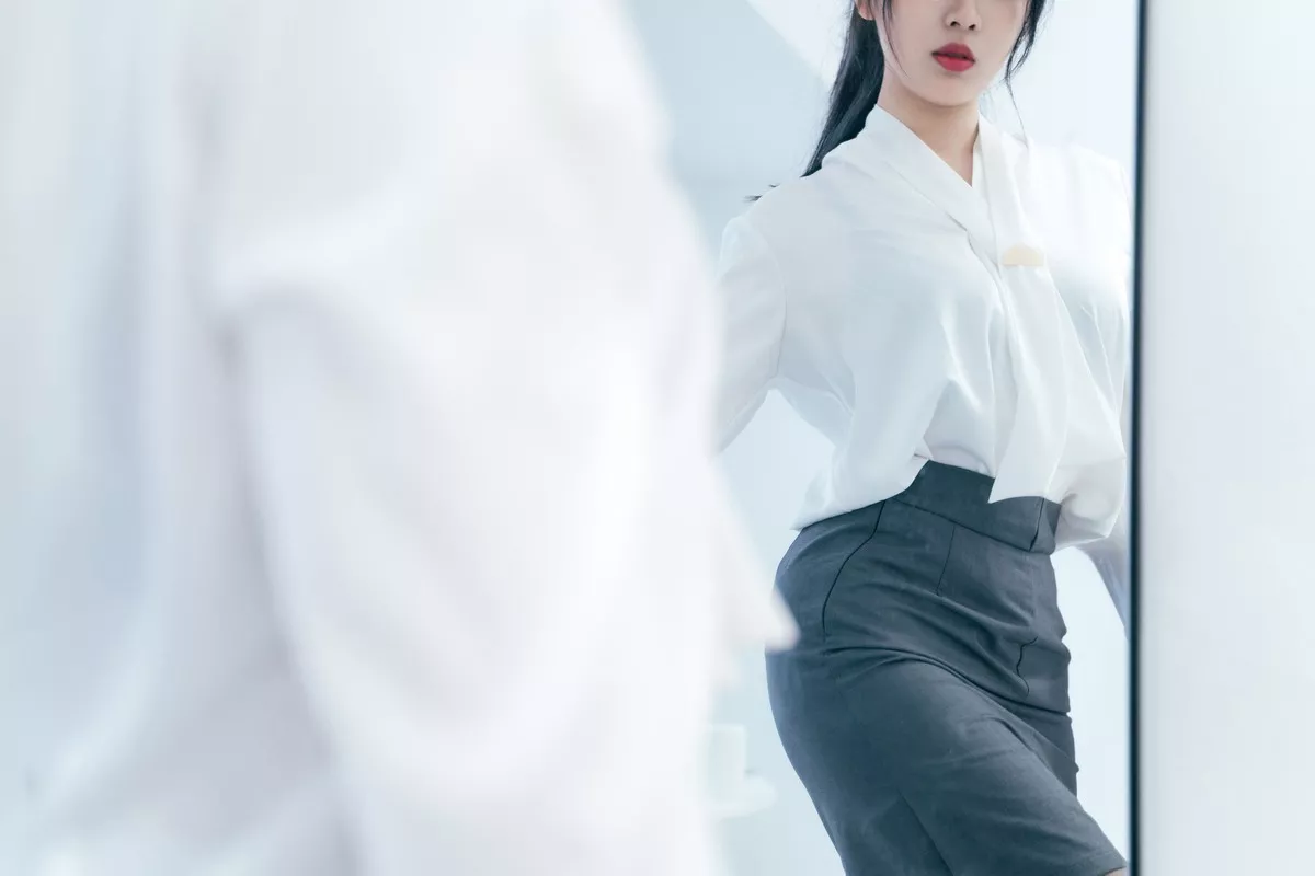 网络美女轩萧学姐黑丝OL主题灰色短裙下性感内裤配黑丝裤袜秀翘臀美腿诱惑写真34P