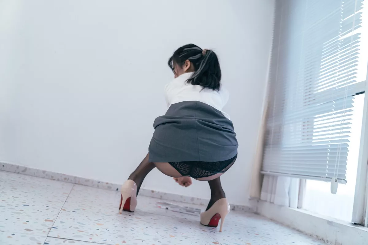 网络美女轩萧学姐黑丝OL主题灰色短裙下性感内裤配黑丝裤袜秀翘臀美腿诱惑写真34P