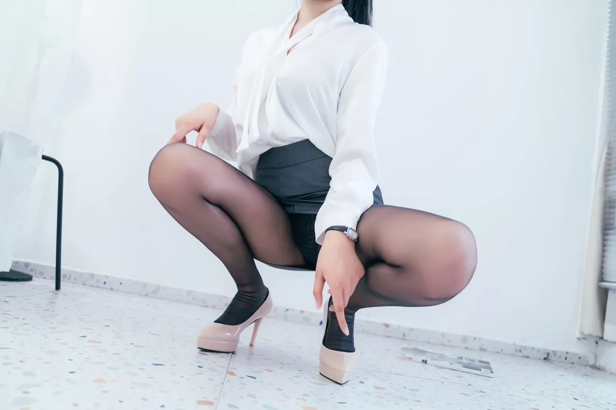 网络美女轩萧学姐黑丝OL主题灰色短裙下性感内裤配黑丝裤袜秀翘臀美腿诱惑写真34P