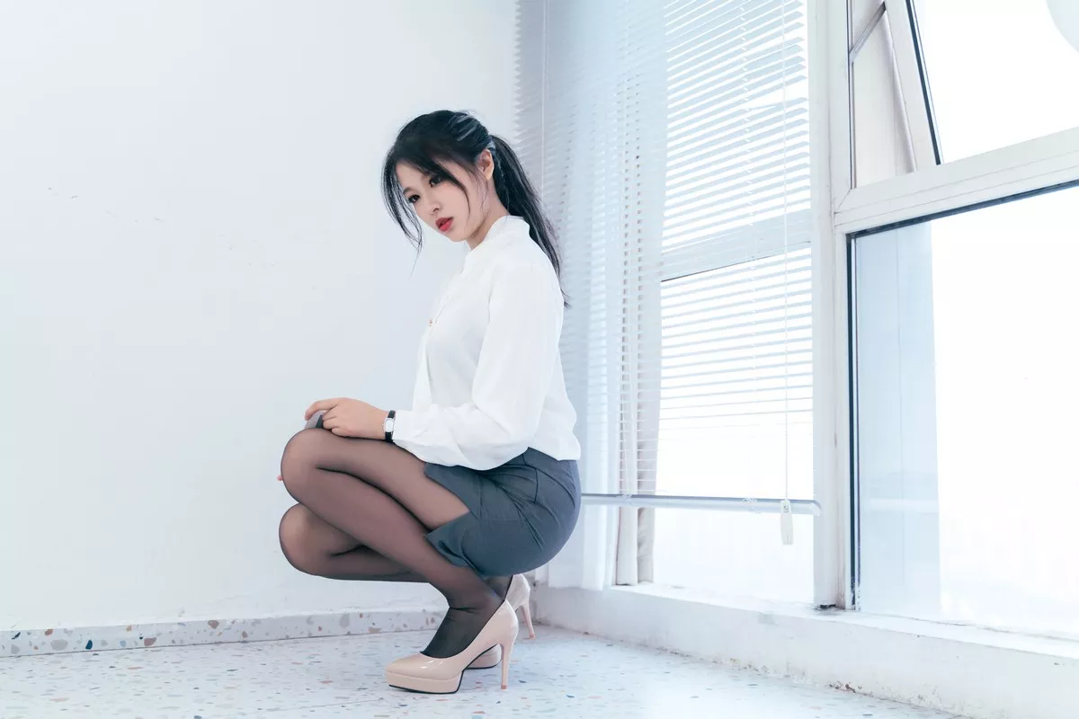 网络美女轩萧学姐黑丝OL主题灰色短裙下性感内裤配黑丝裤袜秀翘臀美腿诱惑写真34P