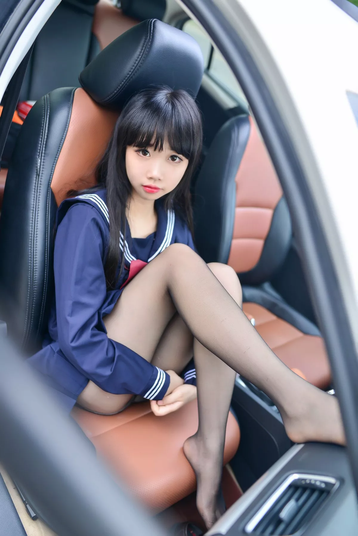 Coser小姐姐雪琪车内JK制服主题户外车拍性感黑丝裤袜秀美腿玉足诱惑写真20P