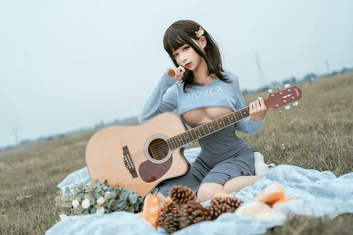 动漫博主蠢沫沫吉他妹妹主题户外性感针织上衣配开档裙真空秀豪乳翘臀诱惑写真50P