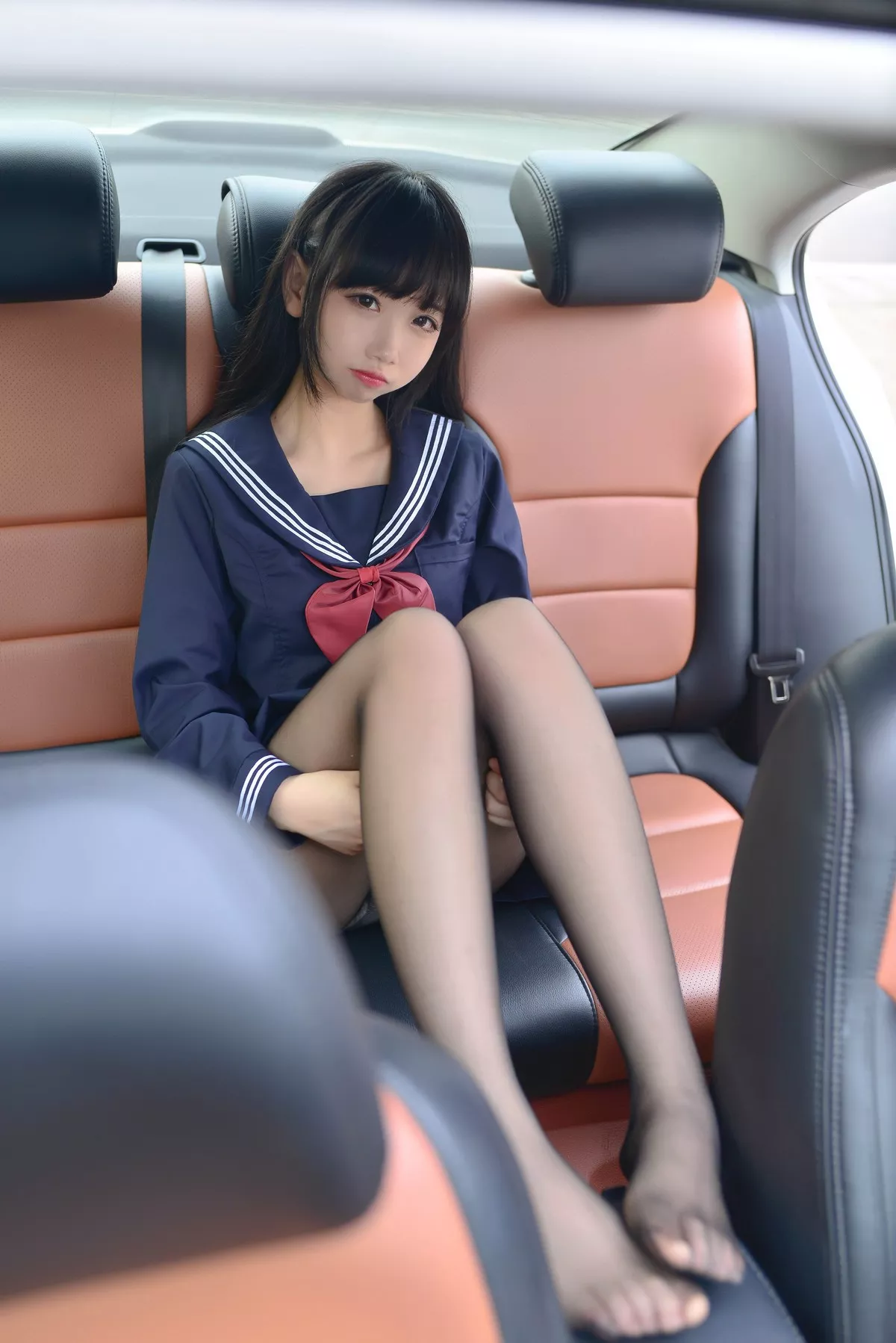 Coser小姐姐雪琪车内JK制服主题户外车拍性感黑丝裤袜秀美腿玉足诱惑写真20P