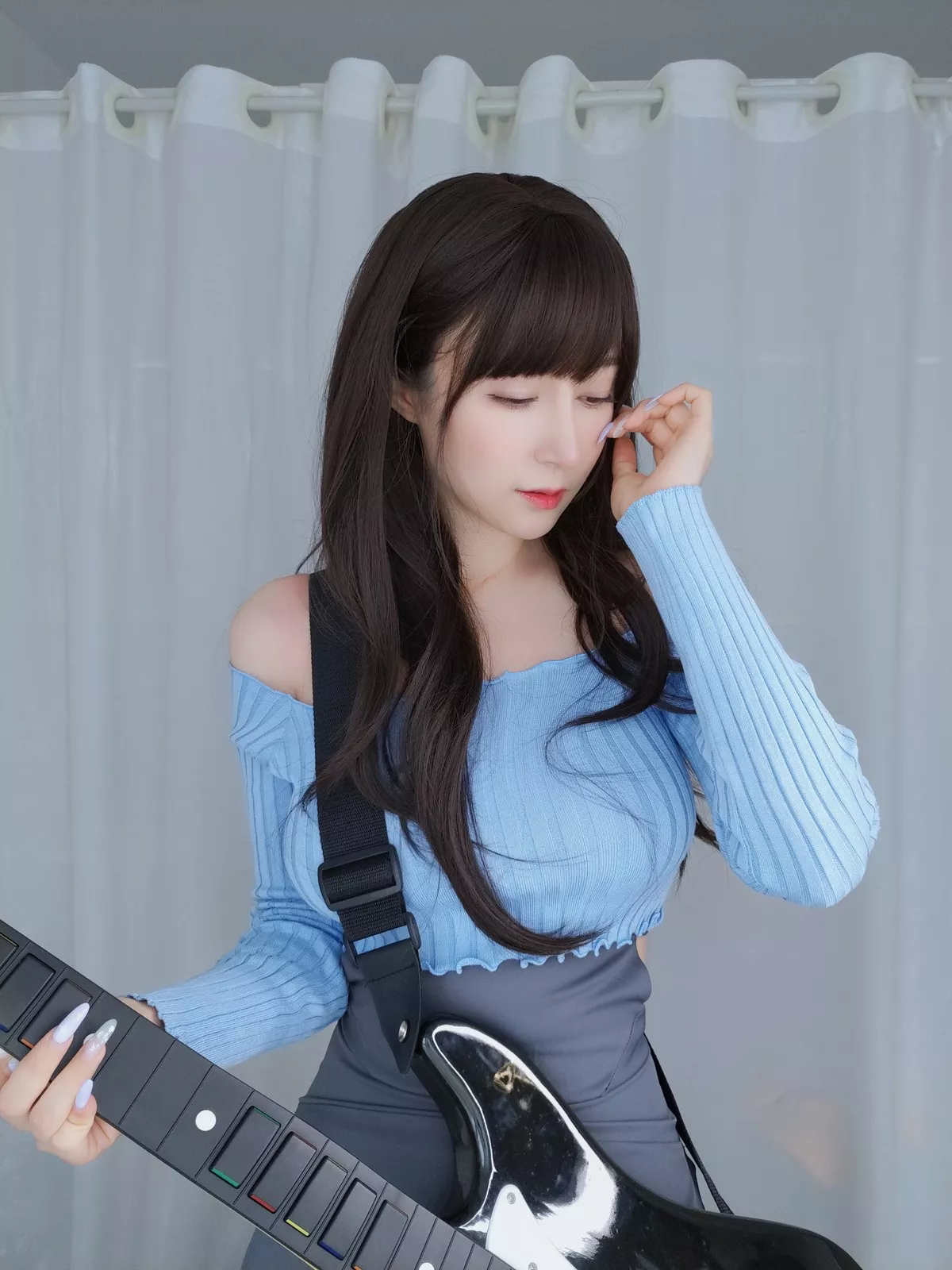 Coser小姐姐白银81吉他妹妹主题私房真空针织衣配露臀长裙秀翘臀屁沟诱惑写真165P