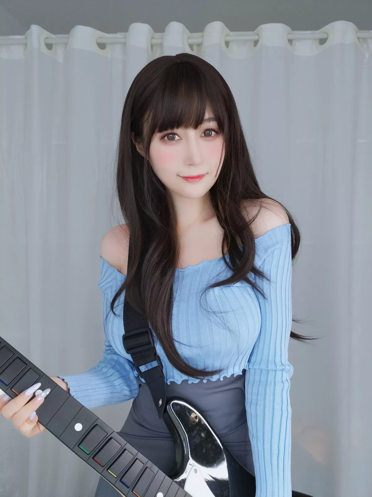 Coser小姐姐白银81吉他妹妹主题私房真空针织衣配露臀长裙秀翘臀屁沟诱惑写真165P