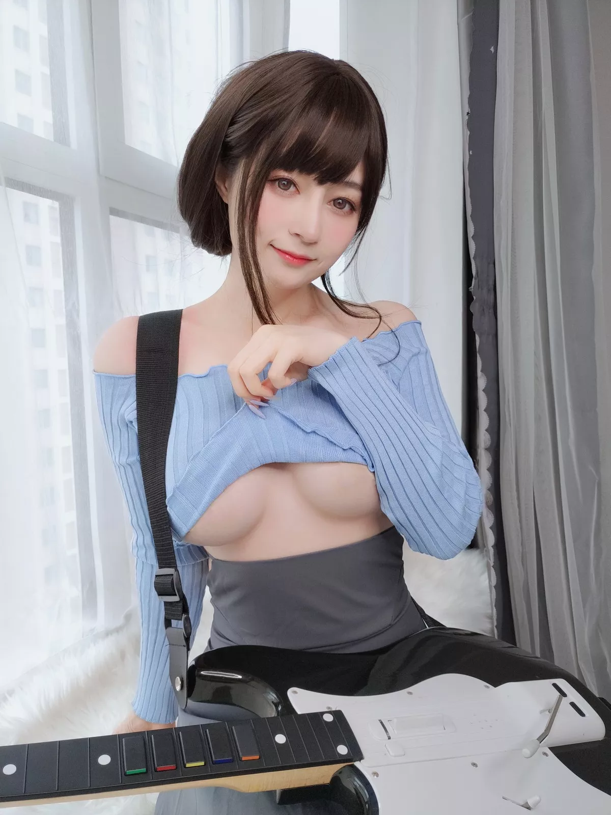 Coser小姐姐白银81吉他妹妹主题私房真空针织衣配露臀长裙秀翘臀屁沟诱惑写真165P