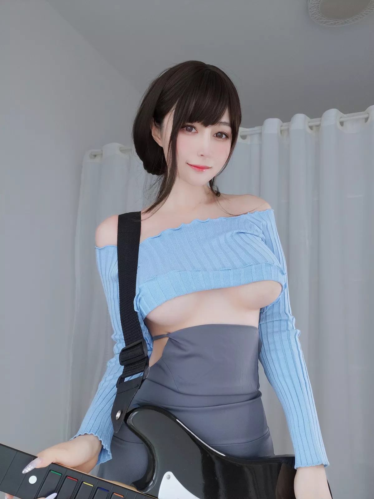 Coser小姐姐白银81吉他妹妹主题私房真空针织衣配露臀长裙秀翘臀屁沟诱惑写真165P