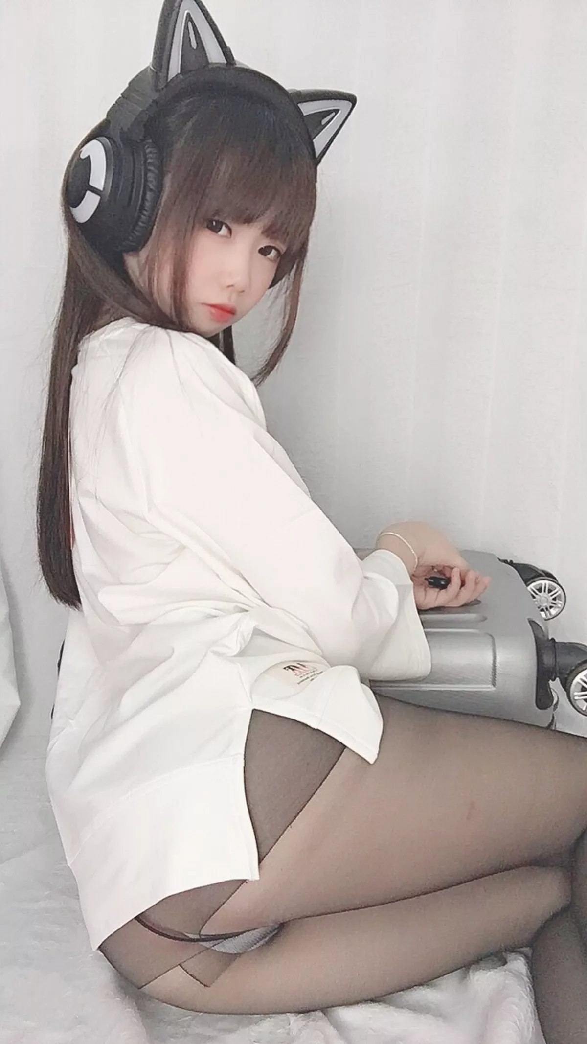 Coser小姐姐雪琪干物妹主题私房白T配超薄黑丝裤袜秀翘臀美腿迷人诱惑写真31P