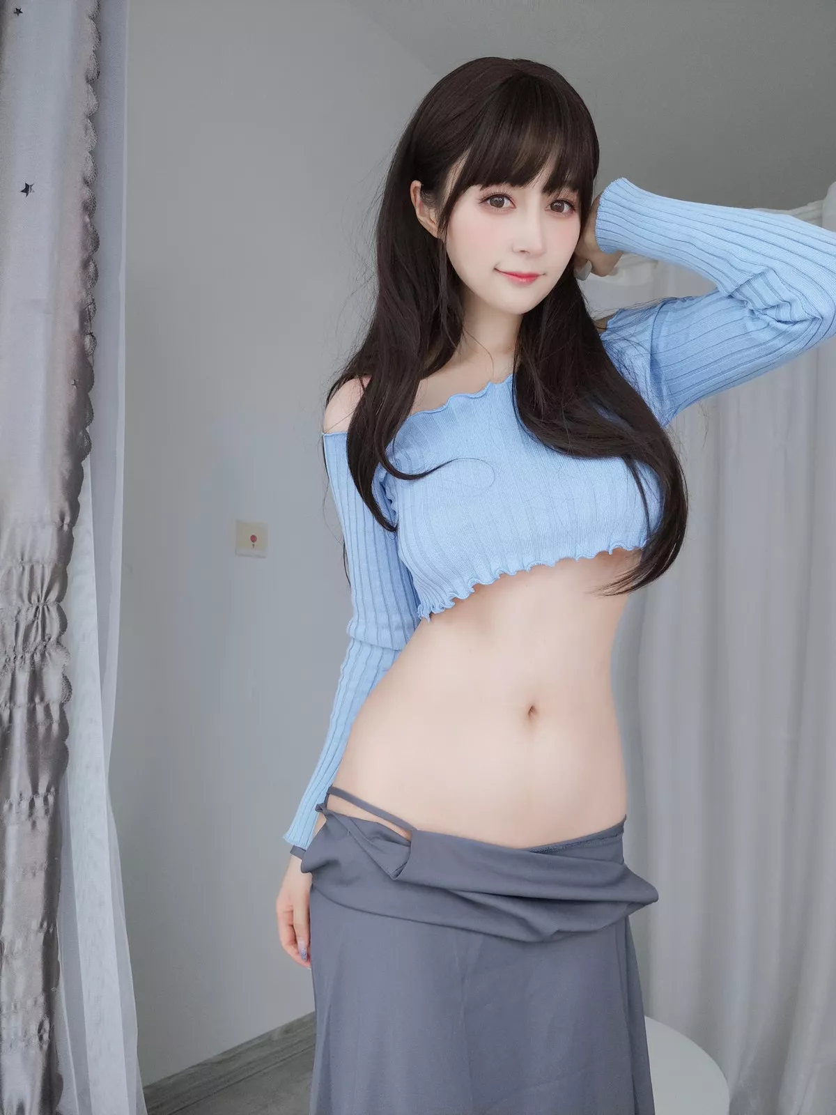Coser小姐姐白银81吉他妹妹主题私房真空针织衣配露臀长裙秀翘臀屁沟诱惑写真165P