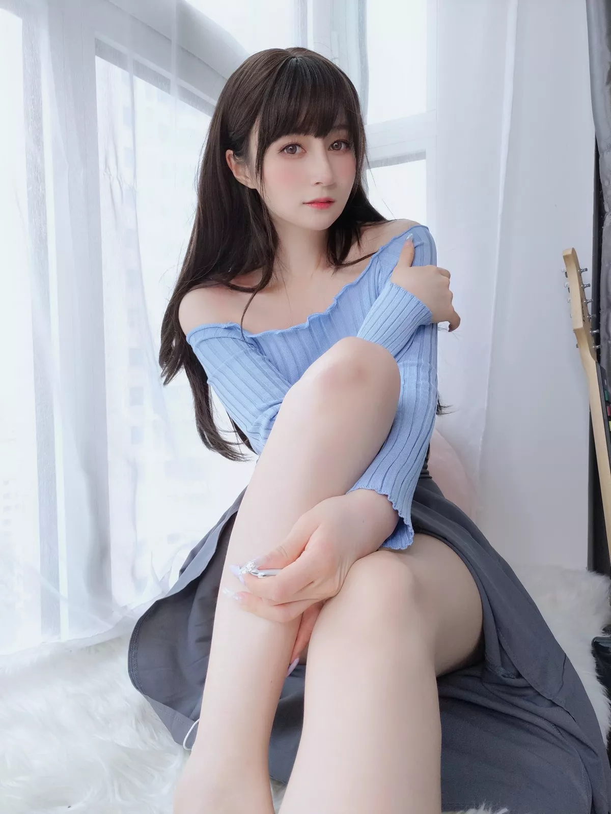 Coser小姐姐白银81吉他妹妹主题私房真空针织衣配露臀长裙秀翘臀屁沟诱惑写真165P