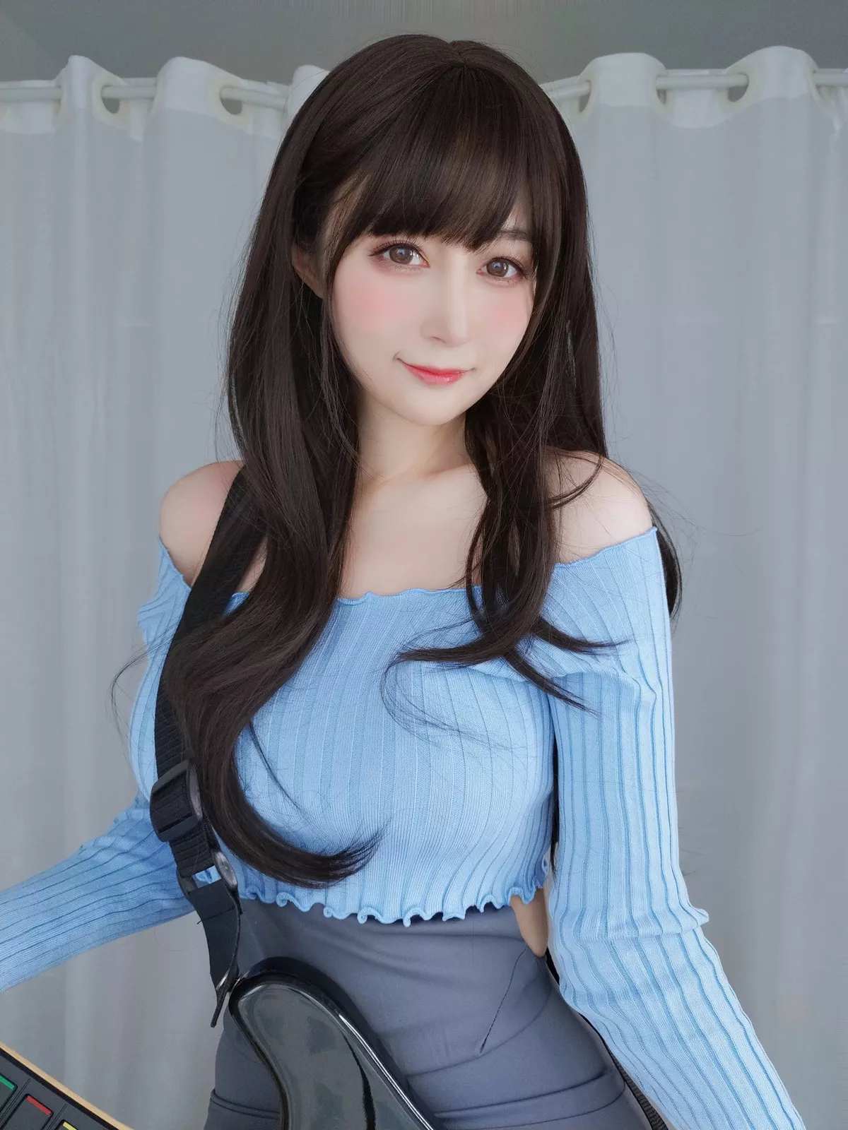 Coser小姐姐白银81吉他妹妹主题私房真空针织衣配露臀长裙秀翘臀屁沟诱惑写真165P
