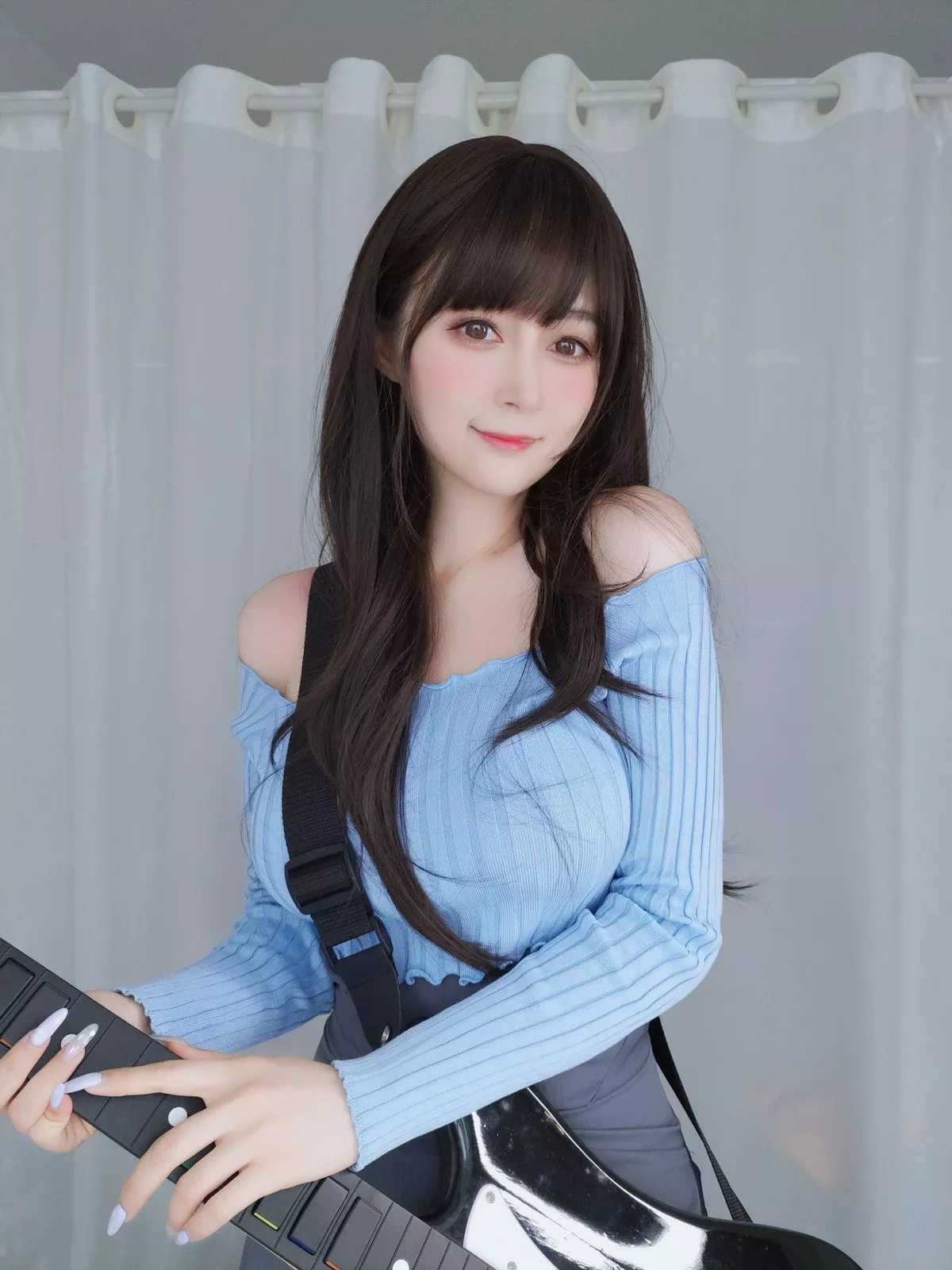 Coser小姐姐白银81吉他妹妹主题私房真空针织衣配露臀长裙秀翘臀屁沟诱惑写真165P