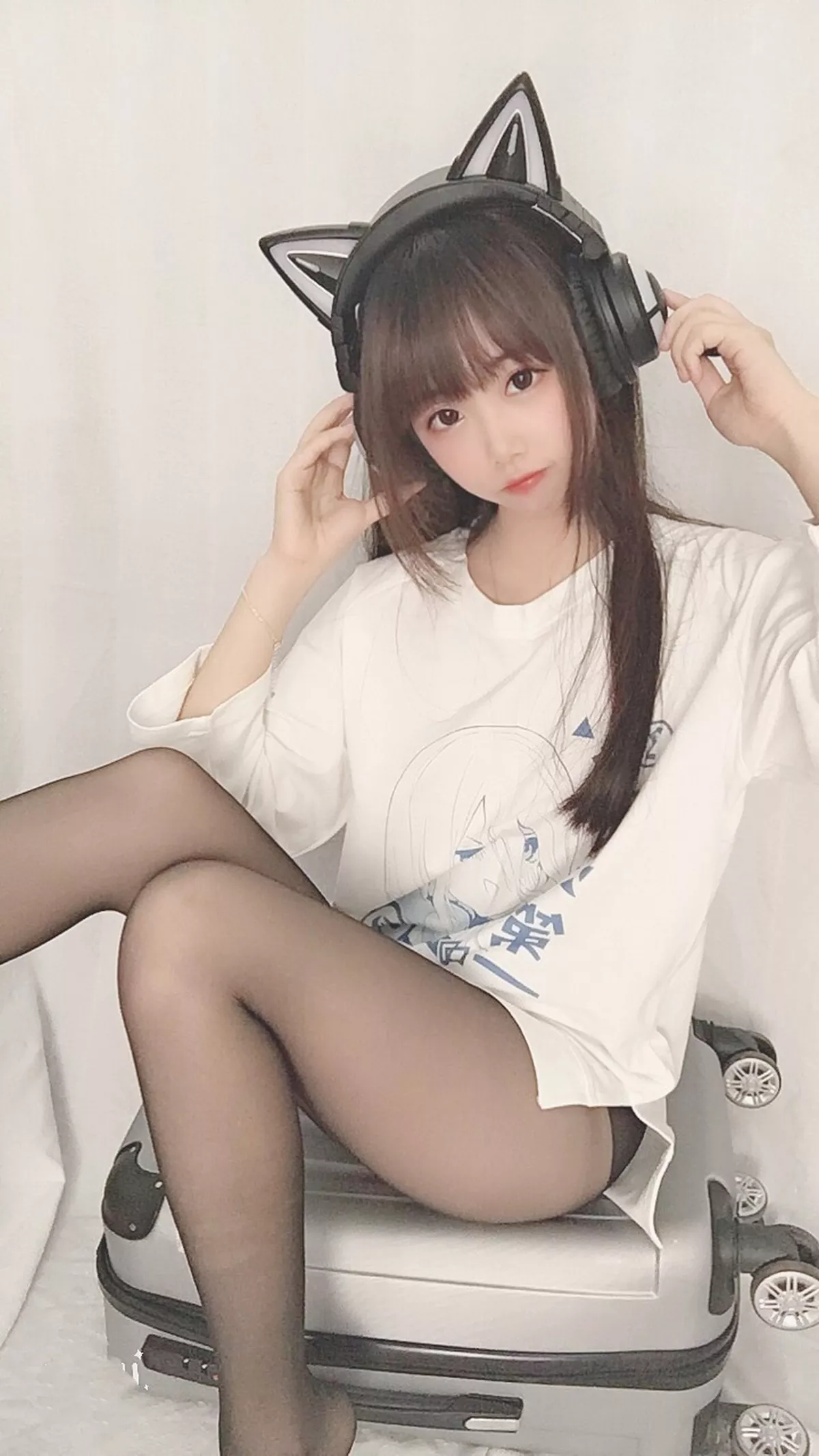 Coser小姐姐雪琪干物妹主题私房白T配超薄黑丝裤袜秀翘臀美腿迷人诱惑写真31P
