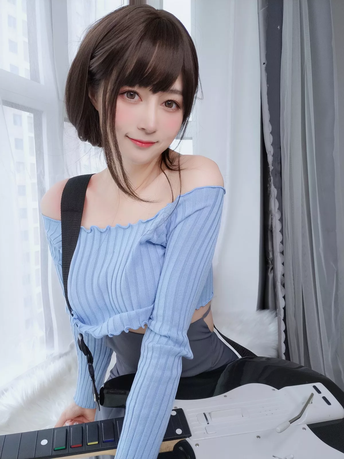 Coser小姐姐白银81吉他妹妹主题私房真空针织衣配露臀长裙秀翘臀屁沟诱惑写真165P