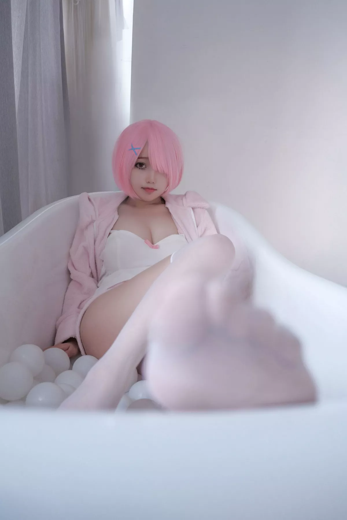 网络美女Eloise软软纯欲拉姆主题私房性感粉色套装露白色低胸内衣诱惑写真40P