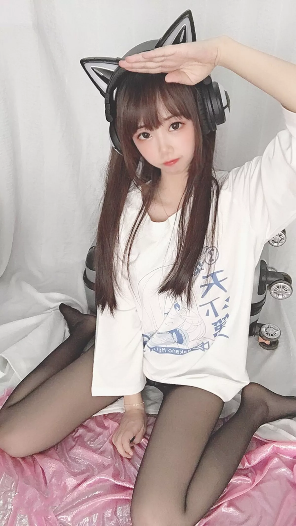 Coser小姐姐雪琪干物妹主题私房白T配超薄黑丝裤袜秀翘臀美腿迷人诱惑写真31P