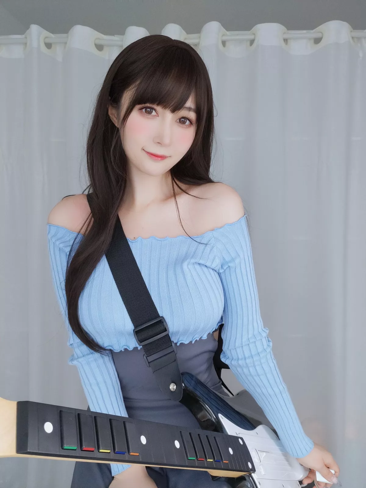 Coser小姐姐白银81吉他妹妹主题私房真空针织衣配露臀长裙秀翘臀屁沟诱惑写真165P