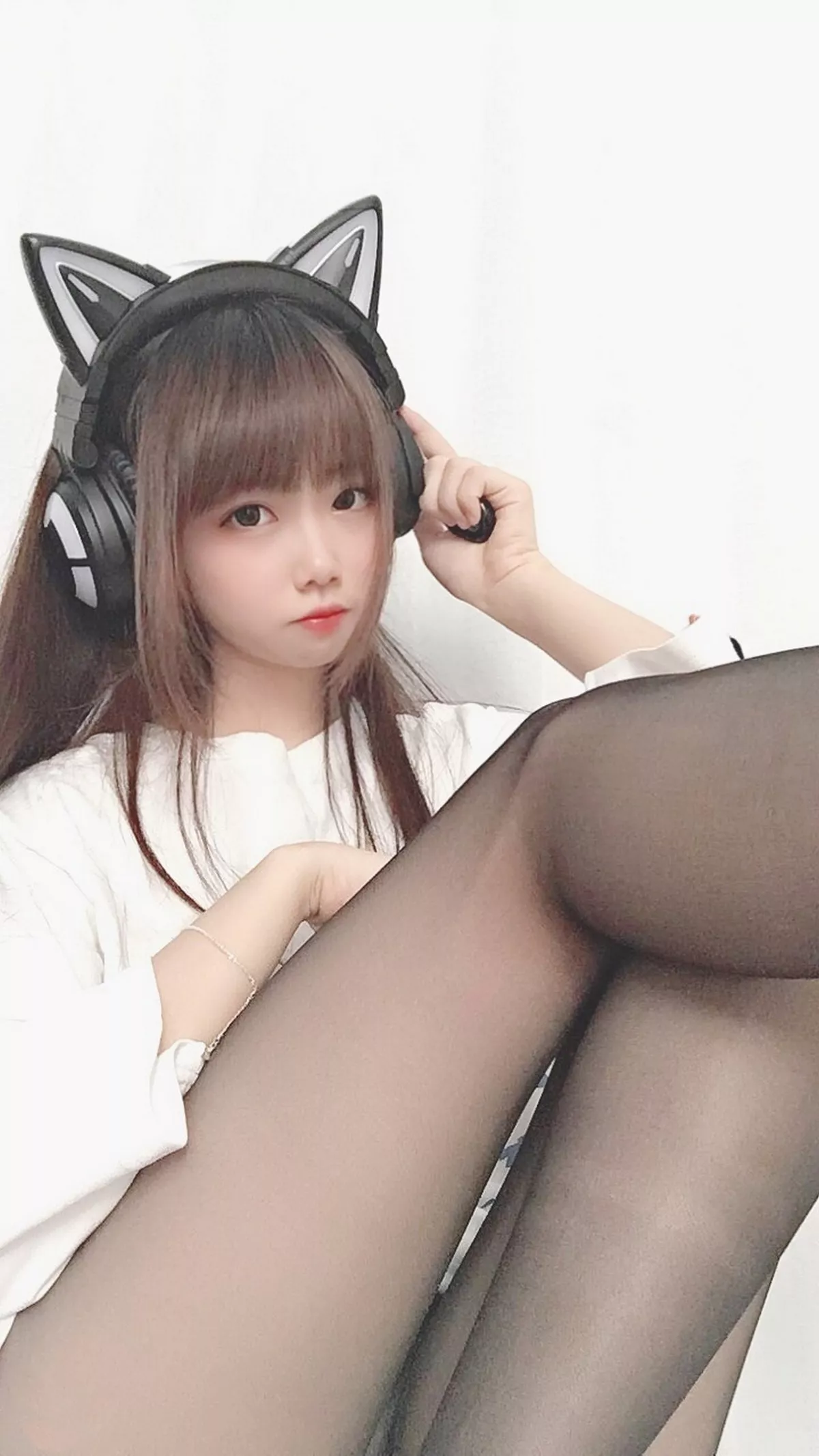 Coser小姐姐雪琪干物妹主题私房白T配超薄黑丝裤袜秀翘臀美腿迷人诱惑写真31P