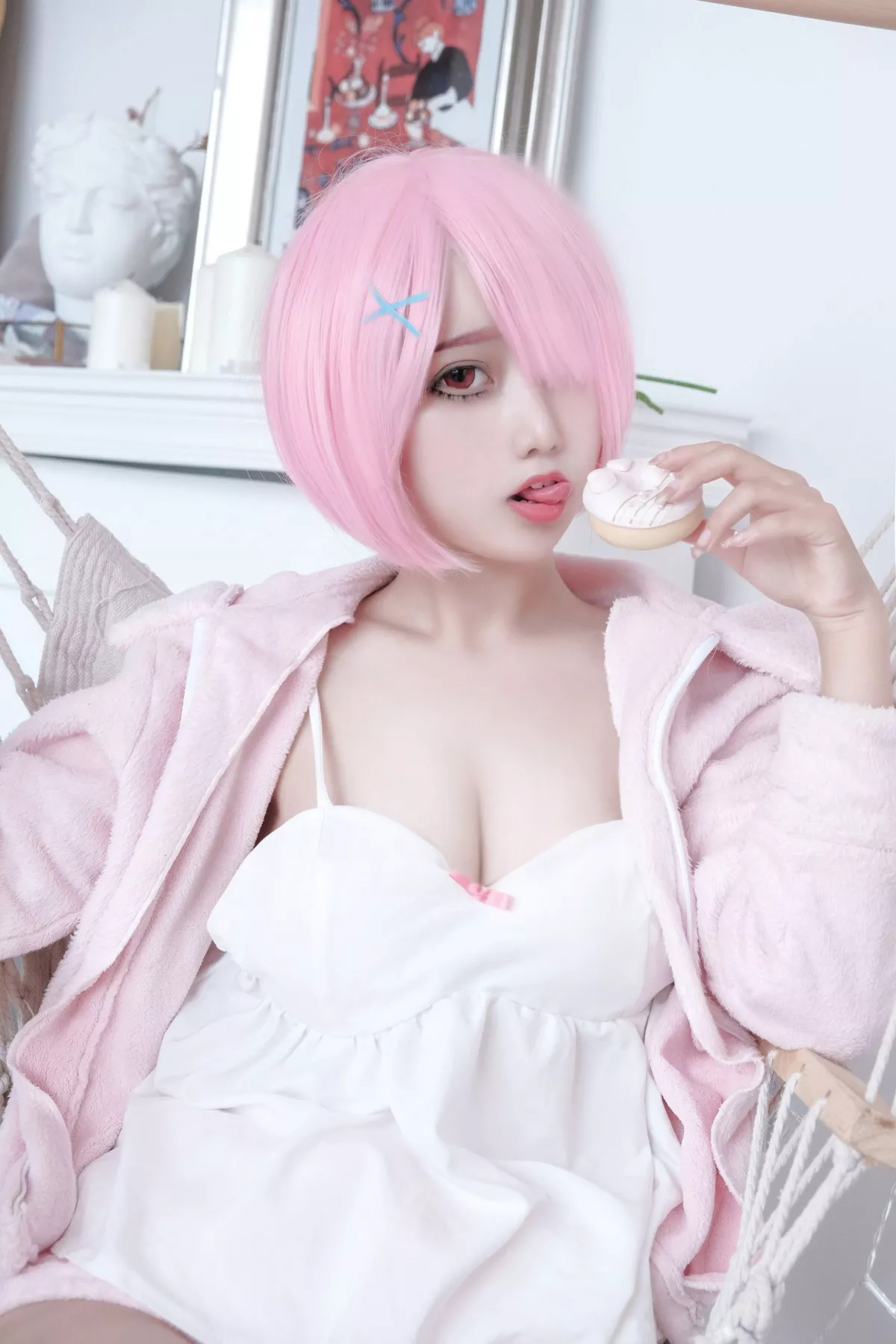 网络美女Eloise软软纯欲拉姆主题私房性感粉色套装露白色低胸内衣诱惑写真40P
