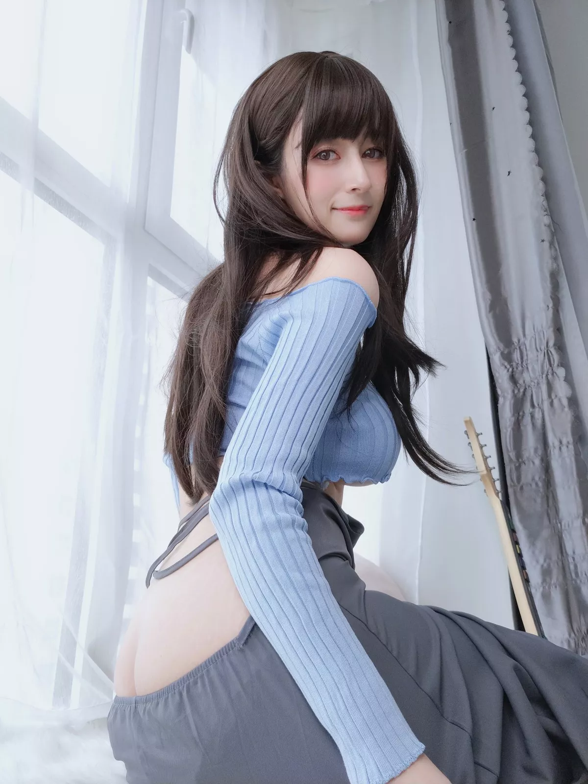 Coser小姐姐白银81吉他妹妹主题私房真空针织衣配露臀长裙秀翘臀屁沟诱惑写真165P