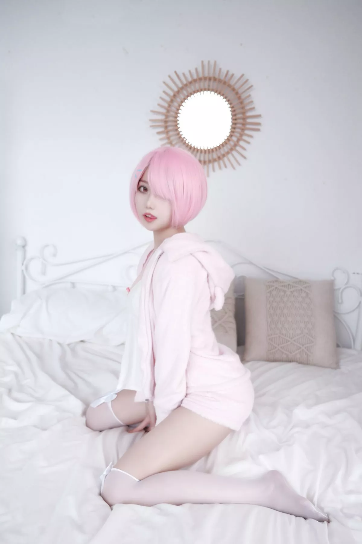 网络美女Eloise软软纯欲拉姆主题私房性感粉色套装露白色低胸内衣诱惑写真40P