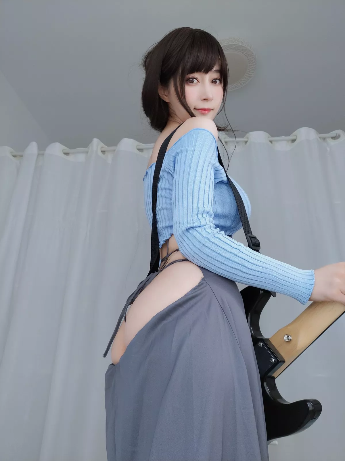 Coser小姐姐白银81吉他妹妹主题私房真空针织衣配露臀长裙秀翘臀屁沟诱惑写真165P