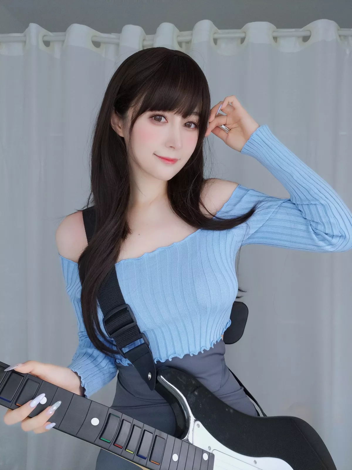 Coser小姐姐白银81吉他妹妹主题私房真空针织衣配露臀长裙秀翘臀屁沟诱惑写真165P