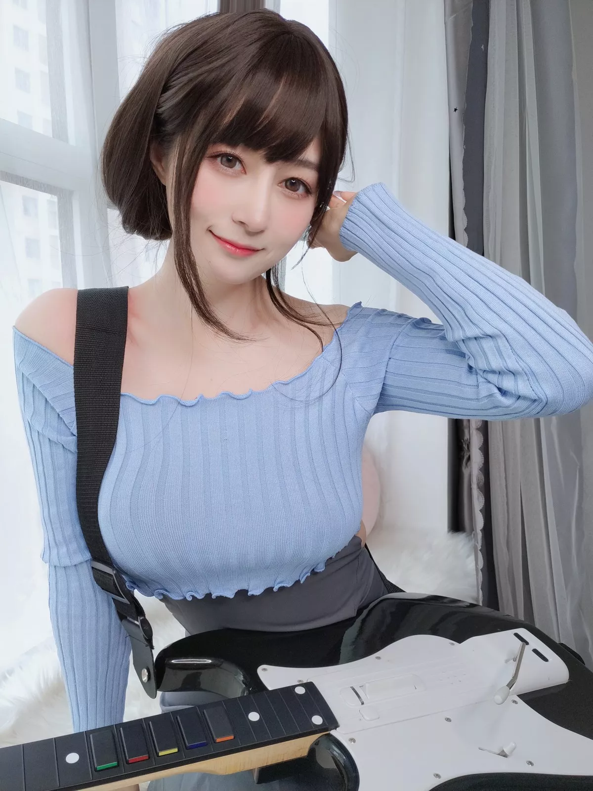 Coser小姐姐白银81吉他妹妹主题私房真空针织衣配露臀长裙秀翘臀屁沟诱惑写真165P