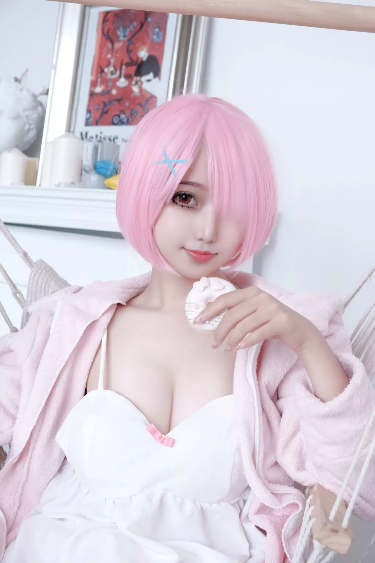 网络美女Eloise软软纯欲拉姆主题私房性感粉色套装露白色低胸内衣诱惑写真40P