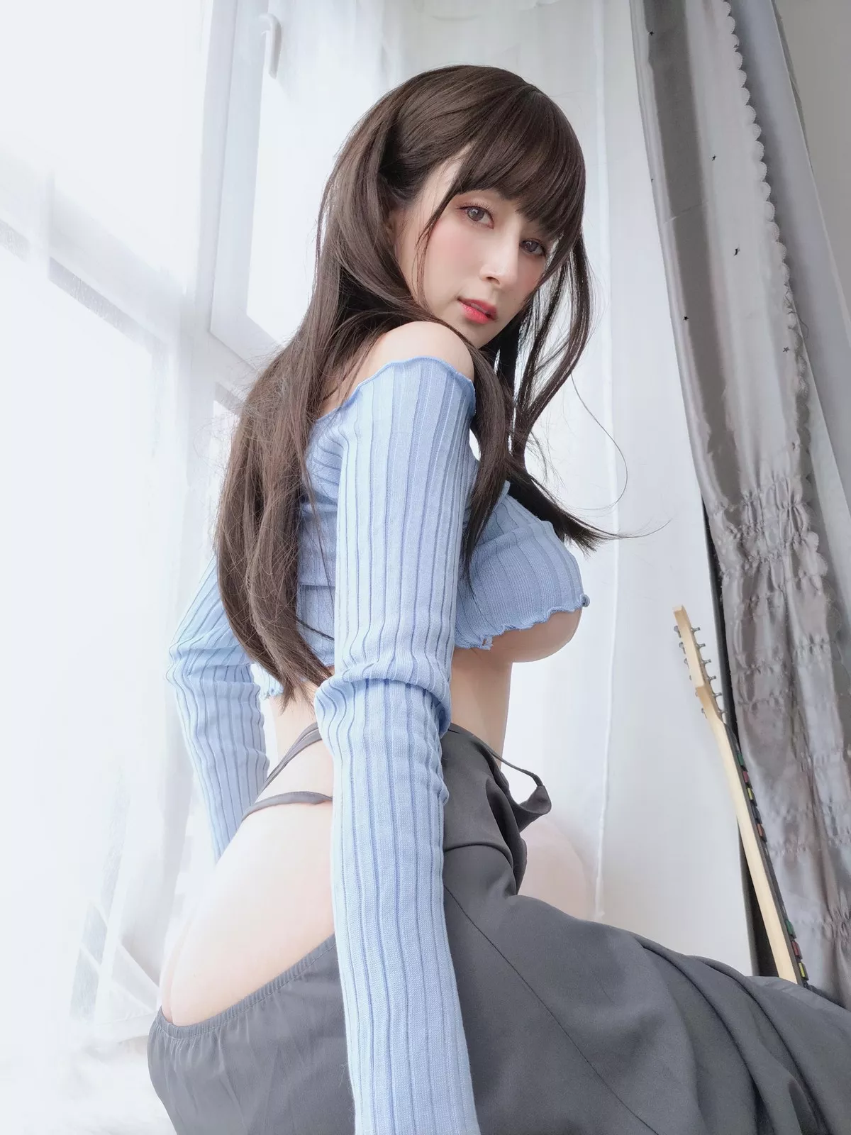 Coser小姐姐白银81吉他妹妹主题私房真空针织衣配露臀长裙秀翘臀屁沟诱惑写真165P