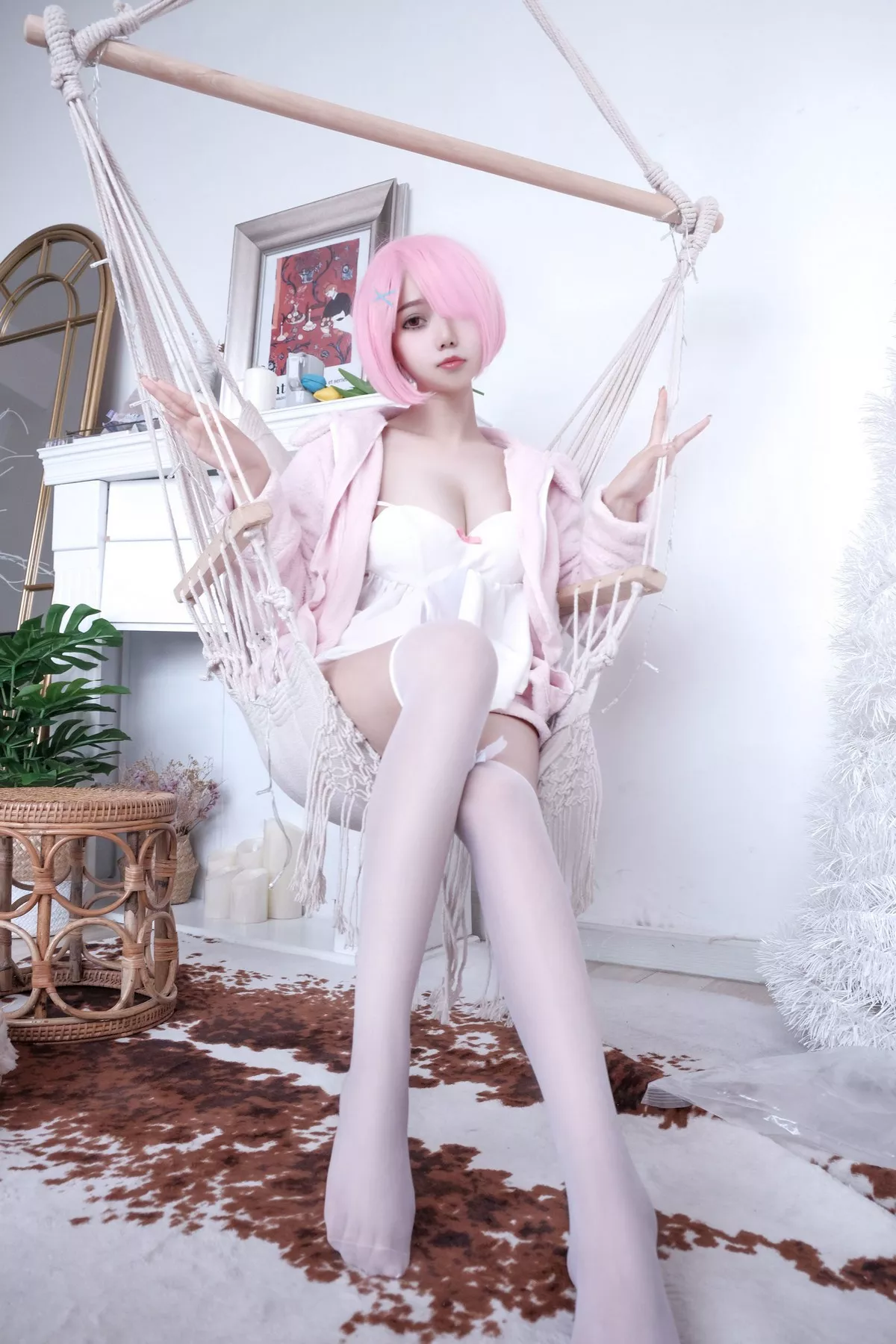 网络美女Eloise软软纯欲拉姆主题私房性感粉色套装露白色低胸内衣诱惑写真40P