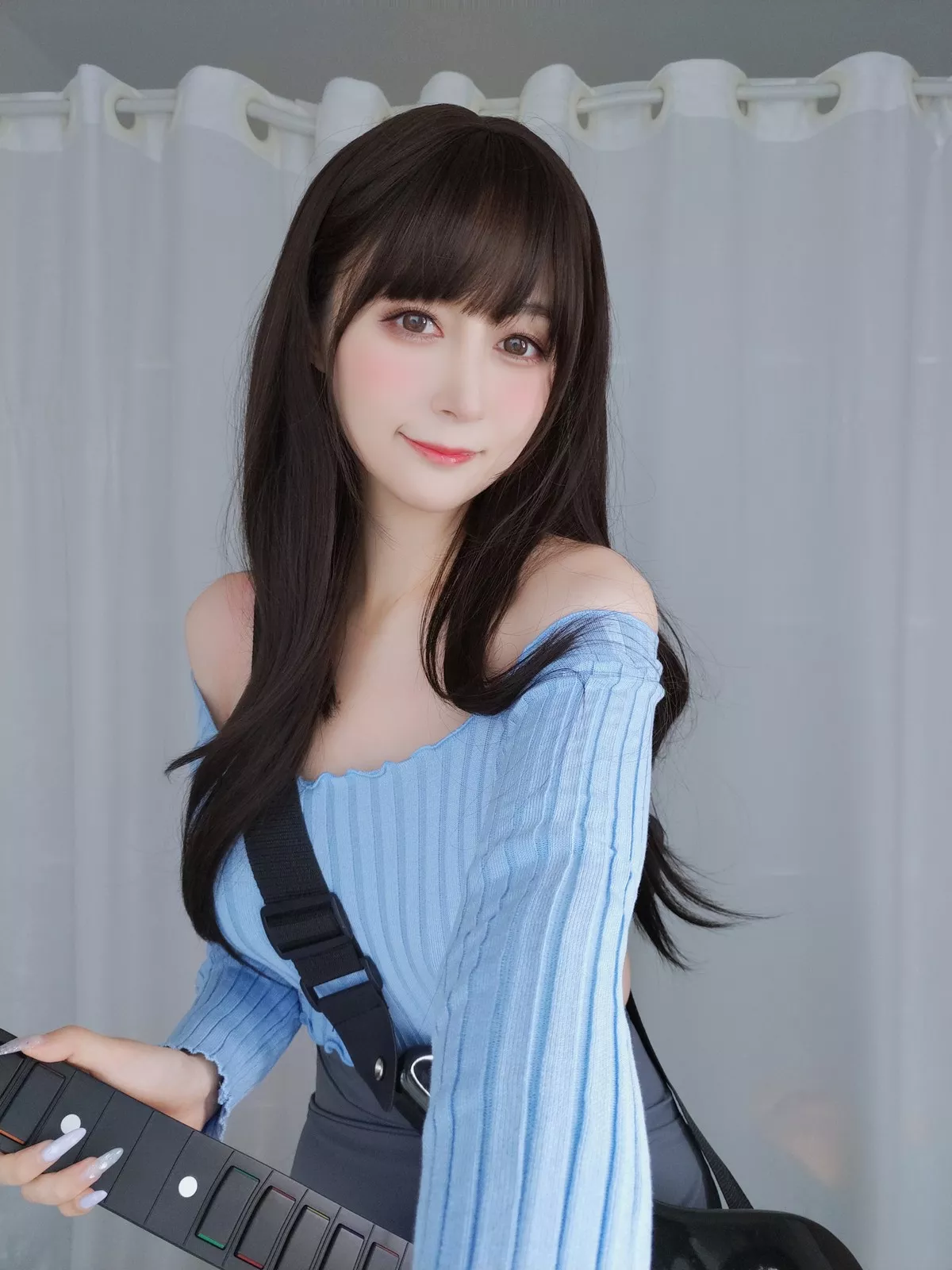 Coser小姐姐白银81吉他妹妹主题私房真空针织衣配露臀长裙秀翘臀屁沟诱惑写真165P