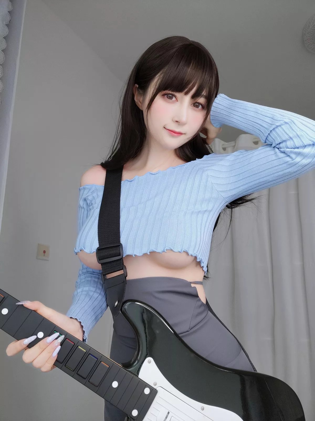 Coser小姐姐白银81吉他妹妹主题私房真空针织衣配露臀长裙秀翘臀屁沟诱惑写真165P