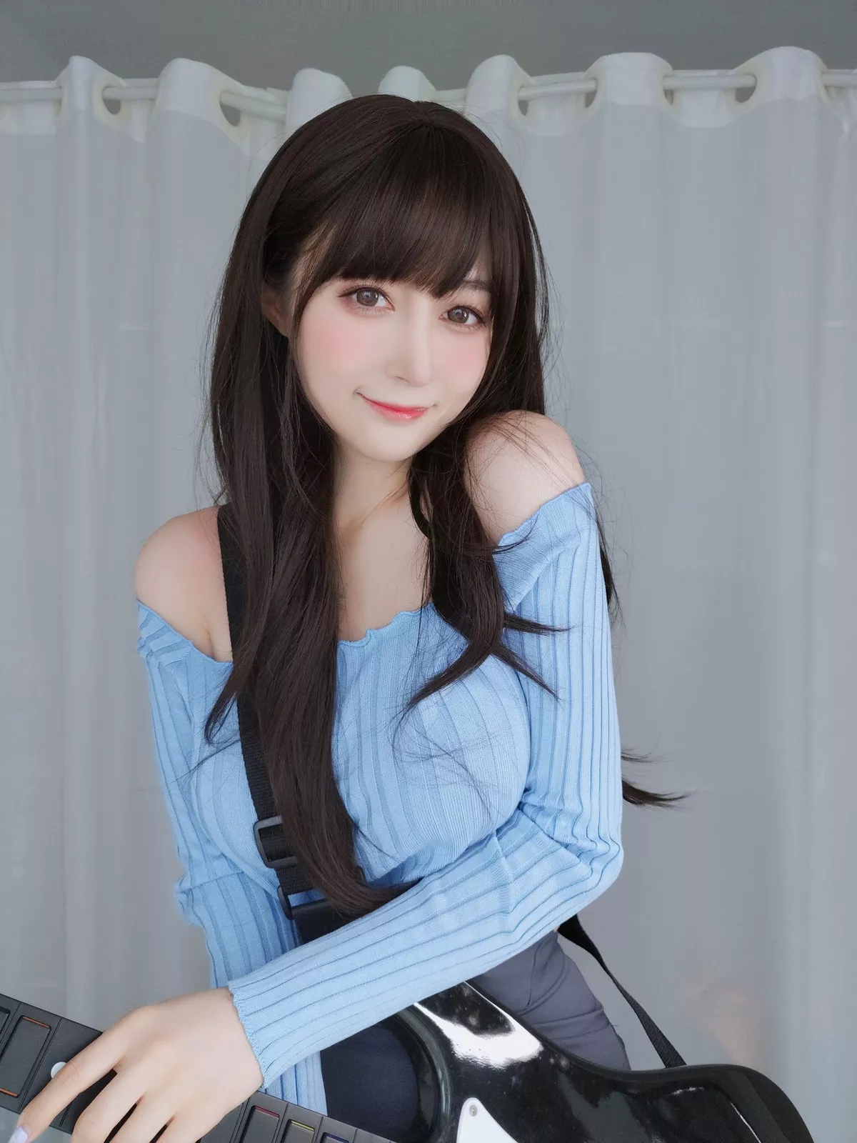 Coser小姐姐白银81吉他妹妹主题私房真空针织衣配露臀长裙秀翘臀屁沟诱惑写真165P